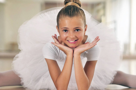 一个美丽的女孩在一所舞蹈学校的肖像，她穿着白色的图图，独自训练学习新的舞步。 理念野心教育，优雅，热爱舞蹈。