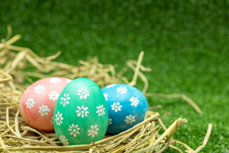 棕色和绿色背景的复活节鸡蛋