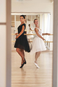 在舞蹈学校，两位穿着白色和黑色图图的信使的肖像一个美丽的概念野心教育优雅和对舞蹈的热爱。