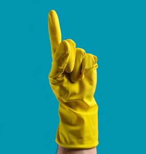 手用黄色橡胶手套向上指，用食指蓝色背