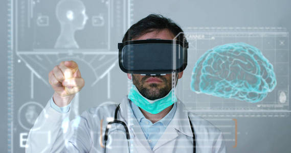 一位医生看着一张病人的照片，分析由于增强现实和全息技术而变得如此未来主义。 概念医学未来沉浸式技术医生