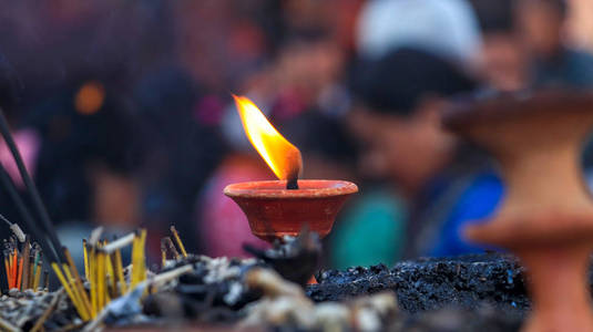 尼泊尔加德满都的传统粘土黄油灯