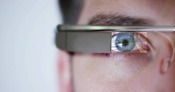 具有未来视觉的人眼部分视图，VR眼镜