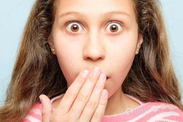 惊讶的女孩捂住嘴巴的表情