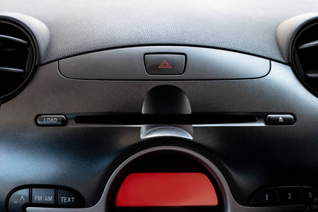 汽车紧急按钮和CDDVD播放器插槽内司机位置。