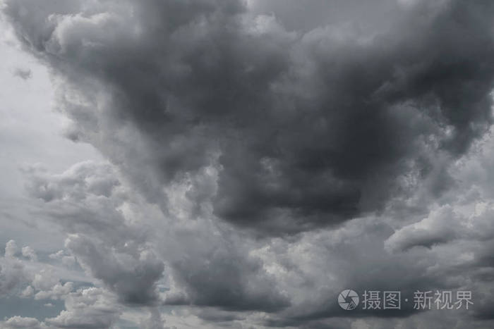 雨前黑风暴云用于气候背景。雨前云变成了深灰色。抽象的戏剧背景。