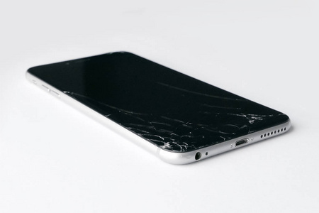 移动智能手机与破碎的屏幕隔离在白色背景。