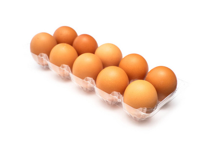 白色背景塑料包装中的鸡蛋。