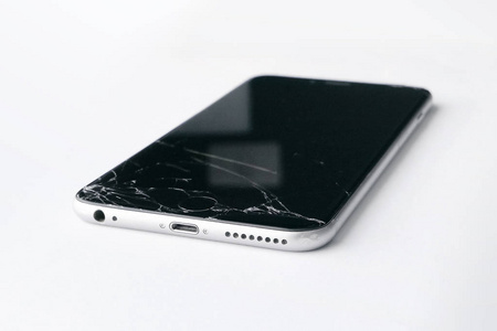 移动智能手机与破碎的屏幕隔离在白色背景。