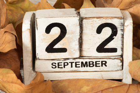 图片7月22日木制彩色日历在白色背面十月二十二日.