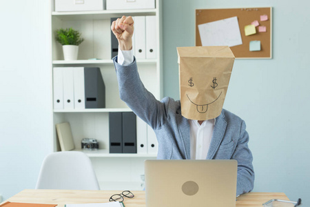 商业情感和金钱的概念办公室疯狂的男人在她头上放了一个画着搞笑脸的包裹。她眼中的美元符号