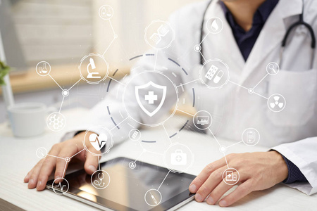 医学博士与现代计算机虚拟屏幕接口和图标医疗网络连接。 医疗技术网络和保健理念。