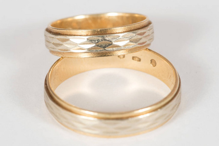 两个金色结婚戒指