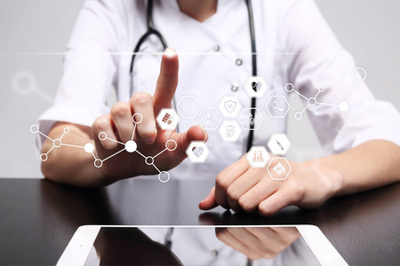 虚拟屏幕上的医学图标。 现代医疗技术。