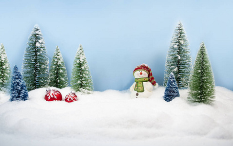 雪和雪花的杉树圣诞快乐