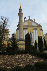 圣徒彼得和保罗大教堂或也称为卡米安茨波迪尔斯基大教堂，位于卡米安茨波迪尔斯基市，位于历史上的科多利亚乌克兰地区。 世界上唯一有尖