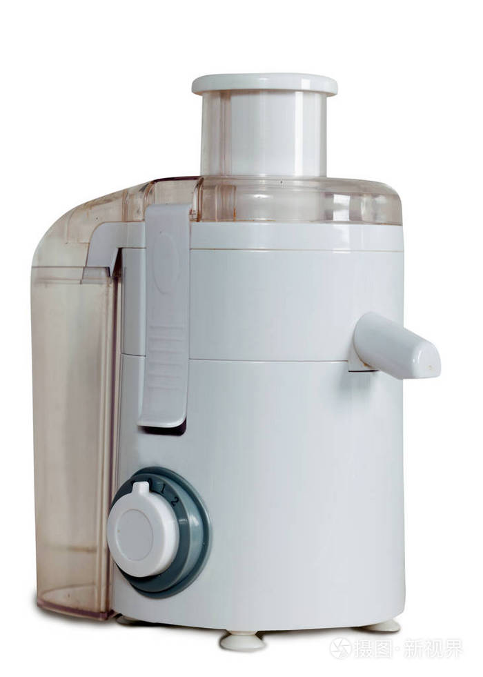 白色背景上隔离的电动榨汁机
