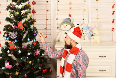 留胡子的人装饰圣诞树。节日和装饰