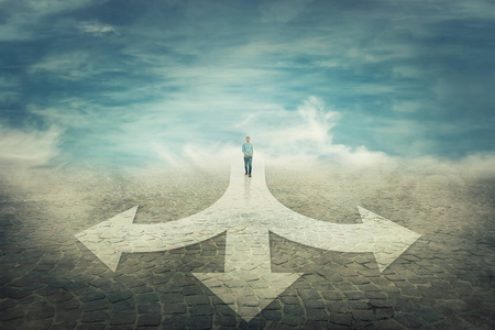 在左,右和前之间选择正确的路径. 困难的决策概念.照片