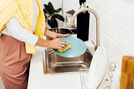 在厨房里把女洗手盘起来图片