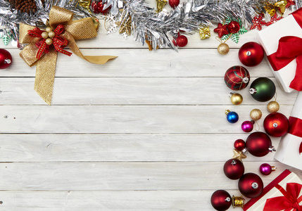 新年快乐，2019年和圣诞节白色木制背景与装饰礼品盒星形宝贝和松树树枝板背景假日横幅平躺顶部视图和复制空间为您的文本。