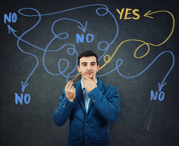 找到问题的答案认真思考,严肃,聪明的人把下巴递到黑板背景上,找到