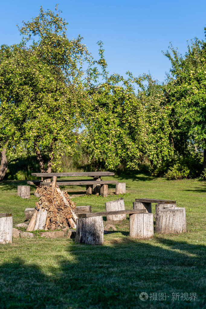 阳光明媚的夏日,花园里有壁炉的空野餐场所
