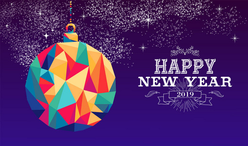 新年快乐2019年假日装饰贺卡或海报设计与彩色三角形装饰宝和老式标签插图。 eps10载体。