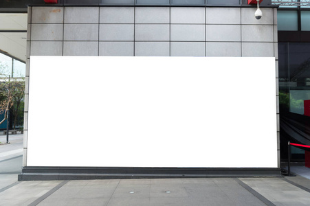一个巨大的空白广告牌，在街道墙上的横幅上，有空间添加你自己的文字