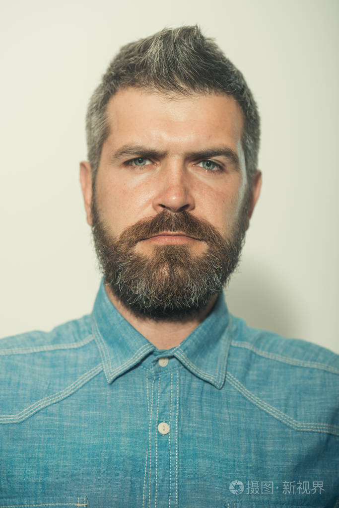 有胡子和胡子的希普斯特男人.时尚的人.胡子时尚潮流.理发店或理发店.