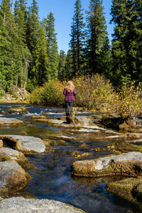 俄勒冈州南部胭脂河平静的一段，一名妇女穿过熔岩岩