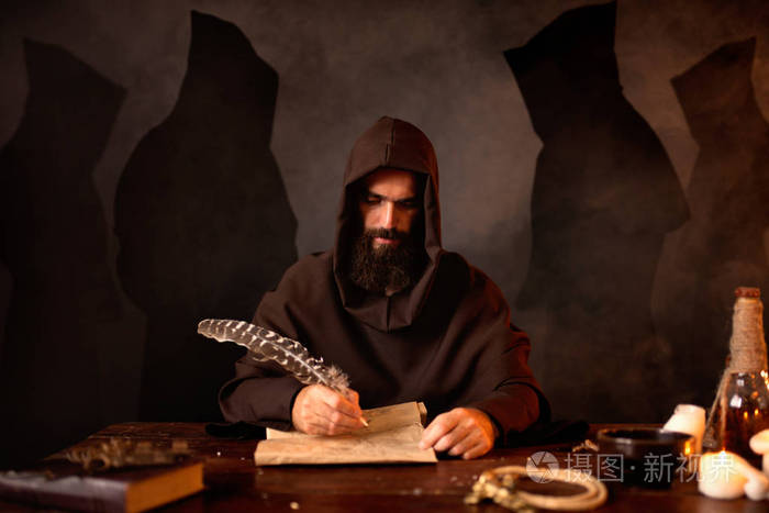 神秘的修士穿着深色斗篷. 神秘与灵性