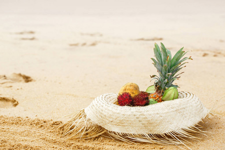 在金沙上有水果的帽子