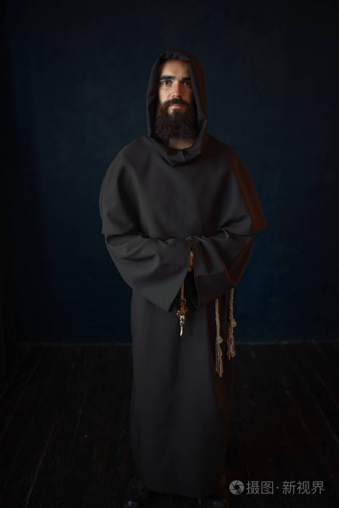 僧侣穿着黑色长袍信奉胡德教神秘修士穿着黑斗篷