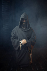 神秘的修士穿着深色斗篷. 神秘与灵性照片