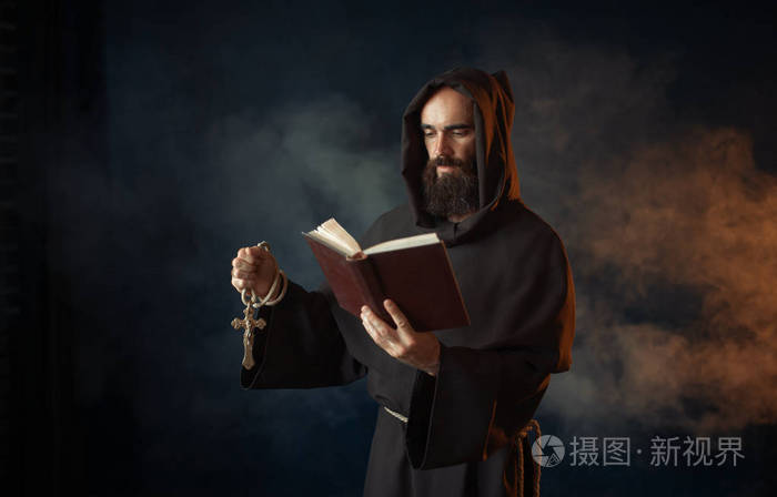 中世纪僧侣在教堂秘密仪式中用手中的书祈祷神秘与灵性