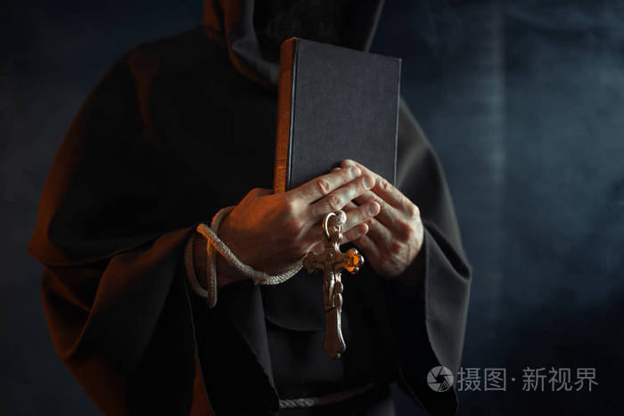 神秘的修士穿着深色斗篷. 神秘与灵性