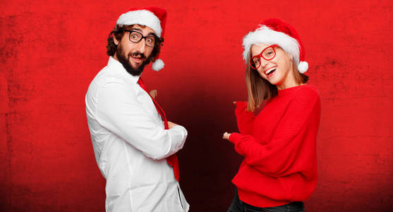 表达圣诞节概念的年轻夫妇。 不同层次的耦合和背景。