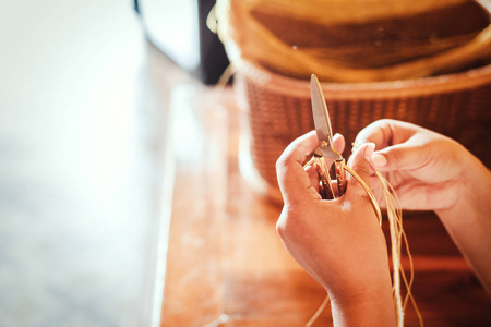 剪绳子手用剪刀剪绳子.照片