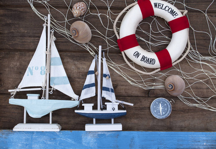 带贝壳海星帆船蓝漂木网的海上装饰