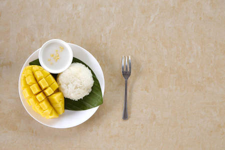 泰国甜糯米与芒果上黄木..泰式热带甜点，糯米饭和芒果一起吃