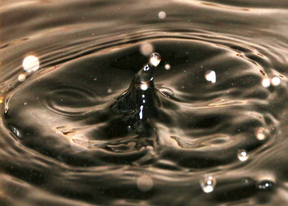 滴油在液体表面形成奇特的图案