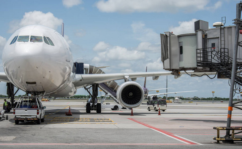 机场驾驶舱附近的一架飞机在巴士上拍摄照片