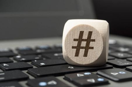 键盘上带有Hashtag符号的立方体骰子