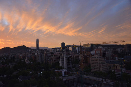 日落云和城市景观