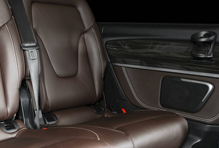 现代豪华轿车的后座. 正面视图. 棕色穿孔皮革与白色缝纫. 汽车细节.