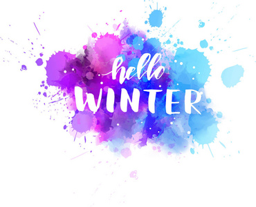 你好，冬季手写现代书法文字信息在水彩颜料飞溅。 季节和假日概念插图。