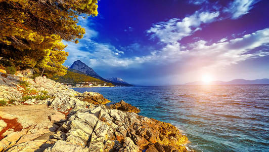 亚得里亚海在阳光和蓝天下的惊人全景。 戏剧和风景如画的场景。 艺术画面。