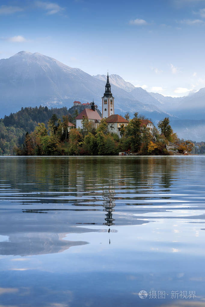美丽的风景著名的湖泊在斯洛文尼亚流血小教堂在绿色的岛屿上蓝色的