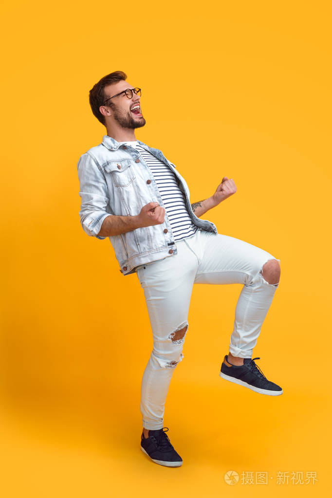 庆祝胜利的年轻人